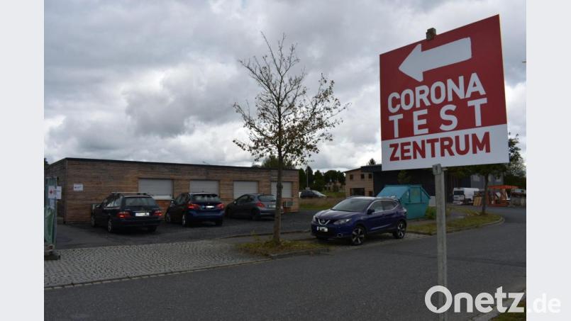 Am Freitag haben sich 75 Schüler der Q12 vom Stiftland-Gymnasium in Tirschenreuth sowie 30 Kinder von zwei Kindergartengruppen des Kindergartens „Tillenzwerge“ aus Bad Neualbenreuth im Corona-Testzentrum in der Kreisstadt auf Covid-19 testen lassen. Alle Kinder und Jugendlichen sind bis zum 7. Oktober unter Quarantäne. Bild: lue