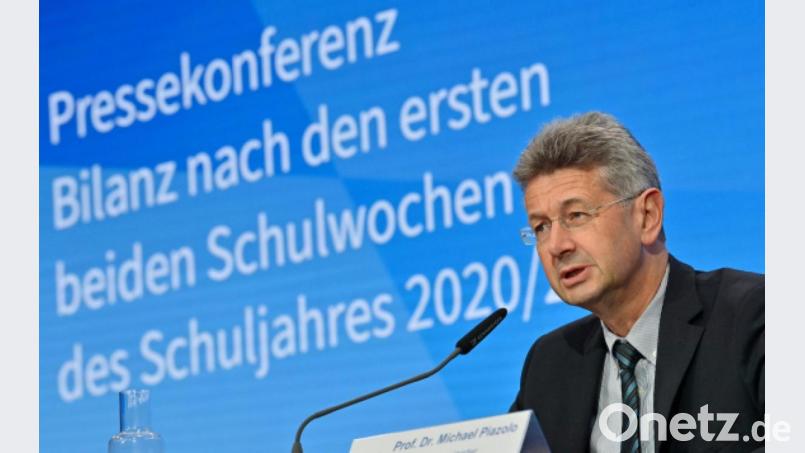 Der bayerische Kultusminister Michael Piazolo (Freie Wähler) zieht auf der Pressekonferenz in München Bilanz nach den ersten beiden Schulwochen in der Corona-Krise. Bild: Peter Kneffel/dpa