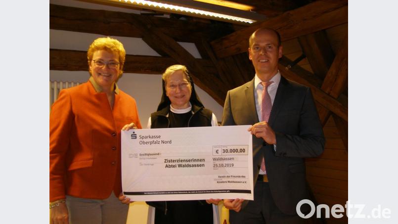 Einen symbolischen Scheck über 30.000 Euro durften Äbtissin Laetitia und der Konvent am Freitag von den Klosterfreunden in Empfang nehmen. Die Spende überreichten Vorsitzende Monika Hohlmeier und Schatzmeister Thomas Böhm. Bild: pz