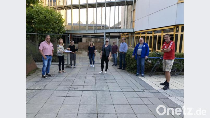 Die SPD Kümmersbruck mit Peter Karzmarczyk (von links), Fraktionsvorsitzende Veronika Frenzel, Gabi Pilz, Andrea Meier, Lisa Hartinger, Markus Bayer, Richard Gaßner, Hans Hartinger und Reiner Volkert besucht den Hallenbadparkplatz. Bild: Katharina Hackl