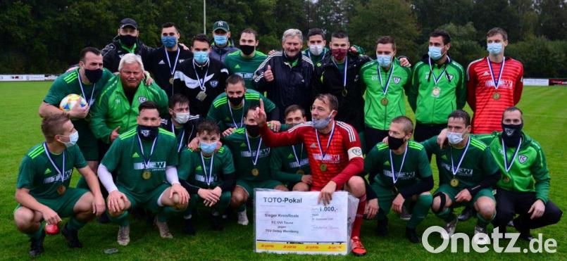 Torwart und Kapitän Christian Böl (rotes Trikot) zeigt es schwarz auf weiß her: Der FC OVI-Teunz bekommt für den Pokalsieg 1000 und was wohl noch besser ist, darf sich jetzt auf einen namhaften Gegner im Totopokal auf Verbandsebene freuen. Bild: exb