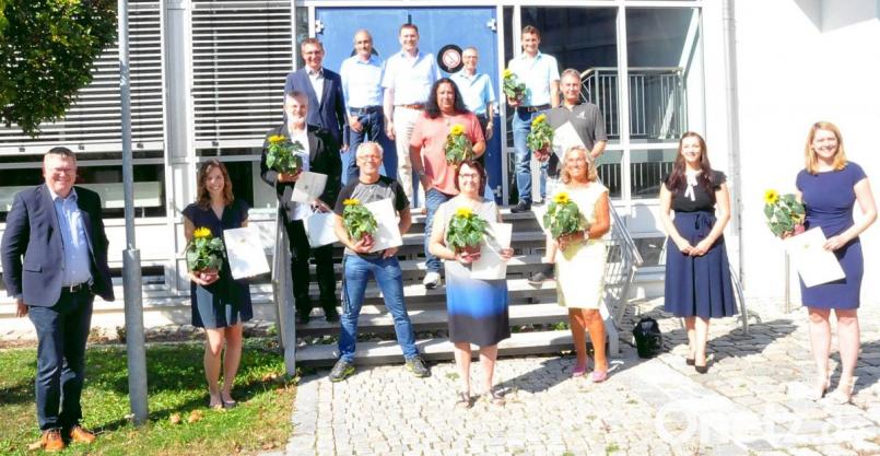 Die Stadtwerke ehrten langjährige Mitarbeiter. OB und Aufsichtsratsvorsitzender Michael Cerny (links), Geschäftsführer Stephan Prechtl mit den Prokuristen Martin Malitzke und Stefan Winkler (hinten, ab Vierter von links) sowie Betriebsratsvorsitzende Erika Termer (Zweite von rechts) gratulierten. Bild: Karoline Gajek-Scheuck