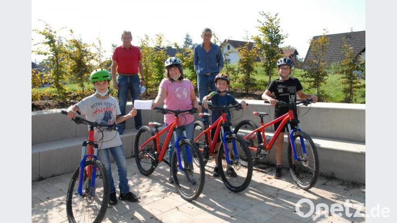 Der Leiter der Sportarbeitsgemeinschaft (SAG) Radsport, Michael Kirsch (hinten links), und CIS-Vorsitzender Bernd Stief sowie die Schüler John, Valentina, Vincent und Kilian freuen sich über die Kooperation. Bild: pop