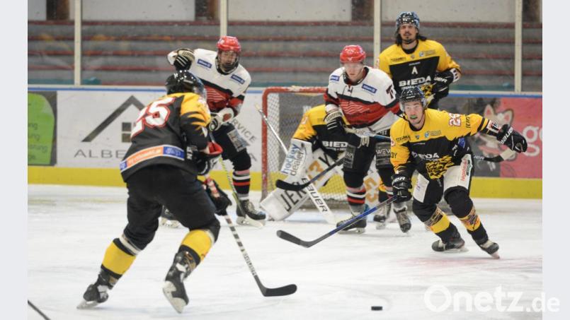 Ambergs Torhüter Timon Bätge (hinten) ließ sich vom ESC Vilshofen nur in zwei Unterzahlsituationen überwinden. Markus Babinsky (rechts hinten) bewacht in dieser Szene das Gehäuse, Vierfach-Torschütze Liam Blackburn (rechts) und Vierfach-Vorlagengeber Felix Köbele (links) starten einen Angriff. Bild: Andreas Brückmann