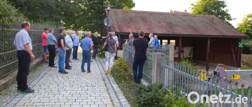 Wo heute das Spielehaus des Kindergartens an der Ecke Asylstraße/Frühmeßgasse steht, soll der Neubau für die dritte Gruppe des Kunterbunt-Kindergartens entstehen. Der Bauausschuss machte sich ein Bild vom Standort. Bild: JOCHEN NEUMANN 
ERBENDORF