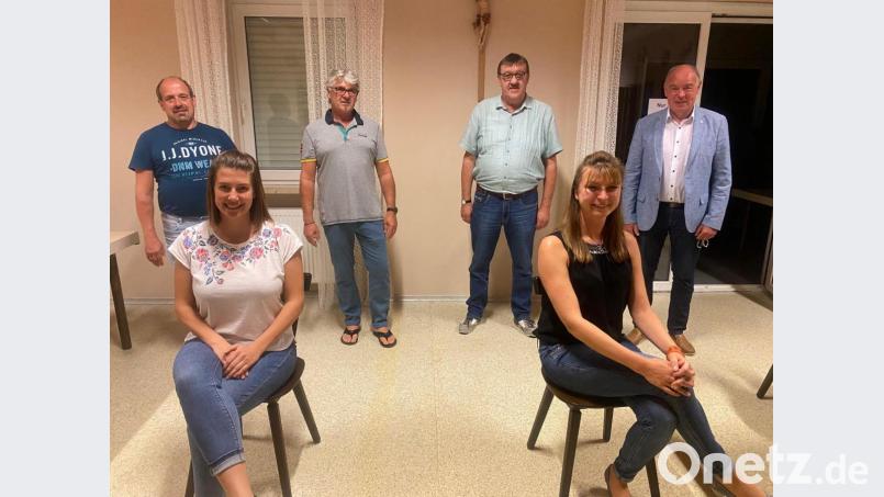 Das neu gewählte Präsidium der Narrhalla: (von links) Michael Laßen, Jenny Schmidt, Dieter Streber, Erwin Gassner, Denise Forster mit Bürgermeister Roland Strehl. Bild: Narrhalla Haselmühl