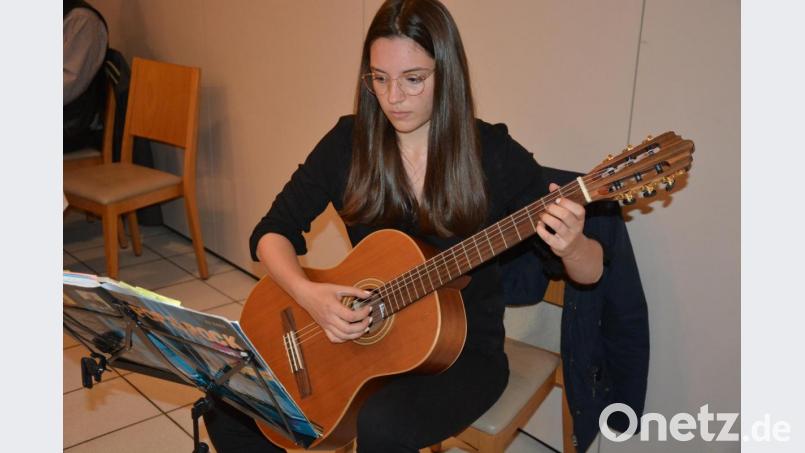 Melina Schedl (Kreismusikschule) umrahmte die Festsitzung des Mitterteicher Stadtrates. Bild: jr