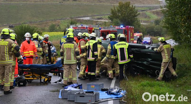Ein Unfall hat sich am Samstagvormittag auf der regennasse Europastraße bei Sulzbach-Rosenberg ereignet. Die Feuerwehr schnitt das Dach des Suzuki ab, damit der 67-jährige Fahrer aus dem Landkreis aus seinem Wagen konnte. Bild: gf