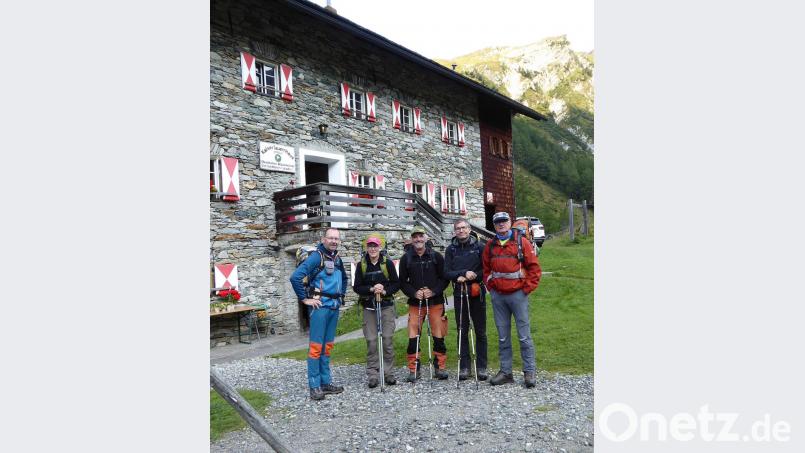 Die Gruppe des Alpenvereins Marktredwitz vor dem Kalser Tauernhaus. Bild: Rahn/exb