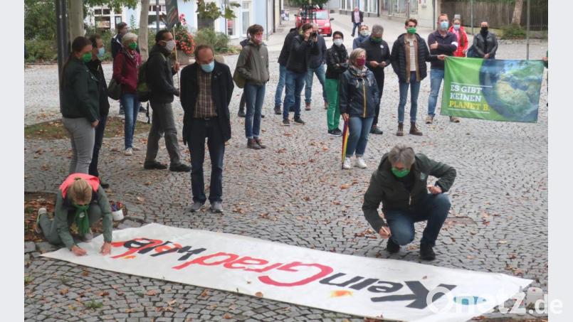 &quot;Kein Grad weiter&quot;: Unter diesem Motto stand die Demonstration auf dem Adolf-Kolping-Platz. Bild: Hirsch