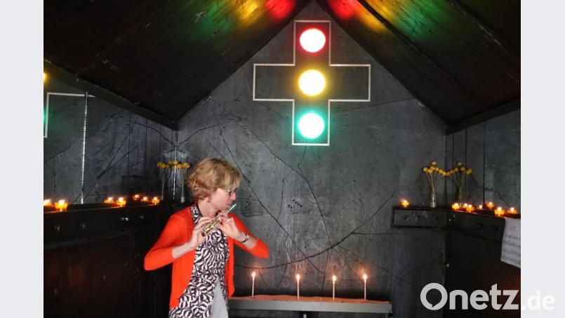 Hobbymusikerin Mischa Beha nutzte den Innenraum der Asphaltkapelle als Resonanzkörper für ihr Querflötenkonzert. Die Besucher konnten so Open Air das Konzert genießen. Bild: Wilhelm Koch