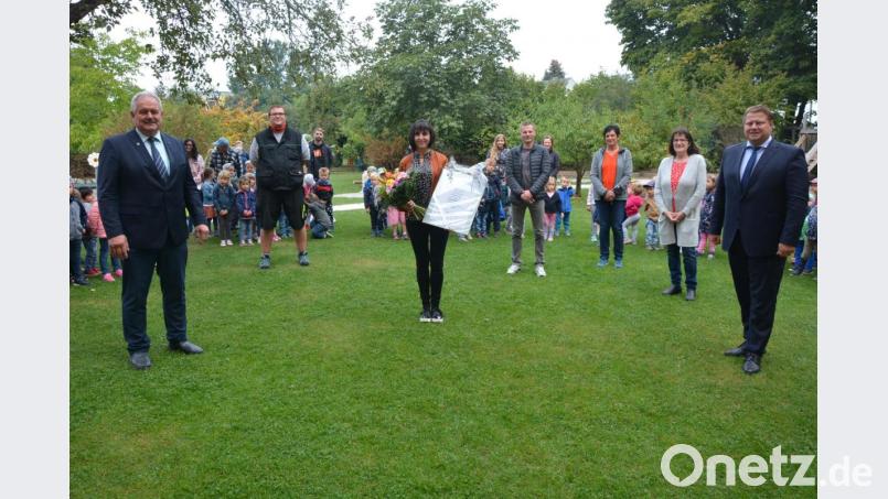 25. Dienstjubiläum feierte Kinderhausleiterin Susanne Fellner (Dritte von links) im Kinderhaus „Die kleinen Hankerler“. Bei einer kleinen Feier im Garten ließ man sie hochleben. Mit dabei waren (von rechts) Bürgermeister Stefan Grillmeier, die Mitarbeiterinnen Klara Bäcker und Petra Bauernfeind, Personalratsvorsitzender Alfred Mayerhofer, Elternbeiratsvorsitzender Benjamin Rustler und Leonbergs Bürgermeister Johann Burger. Bild: jr