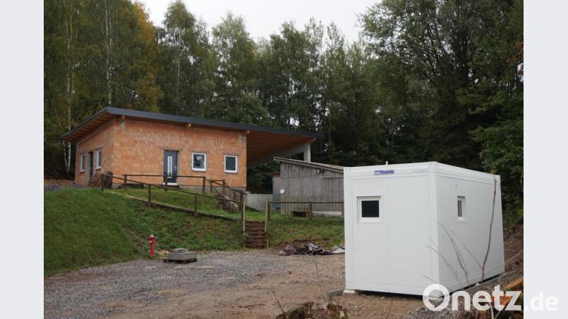Im Vordergrund der WC-Container, über das ILE -Regionalbudget hoch gefördert, und im Hintergrund das neu errichtete Funktionsgebäude mit der großen, überdachten Bühne. Bild: eib