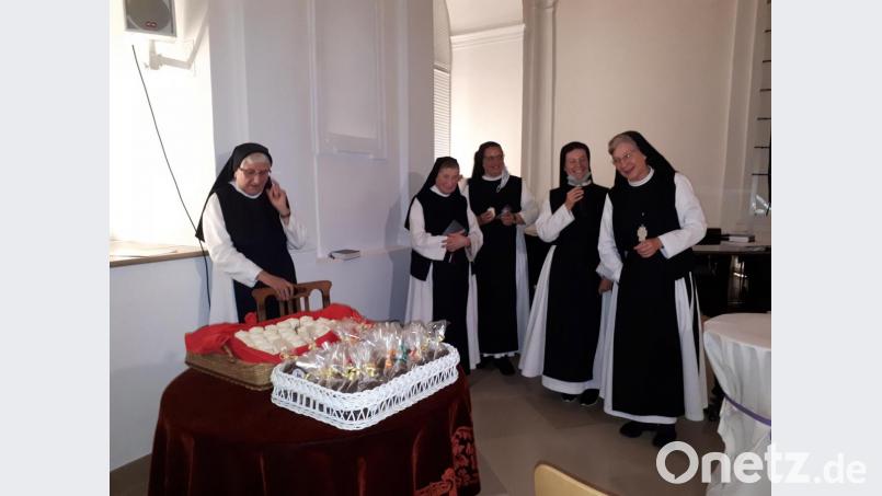 Nach dem Motto &quot;Geteilte Freude ist doppelte Freude&quot; hatten die Ordensschwestern als Präsente für die anwesenden Klosterfreunde Kerzen und Lebkuchen mit dem Wappen der Äbtissin vorbereitet. Bild: pz
