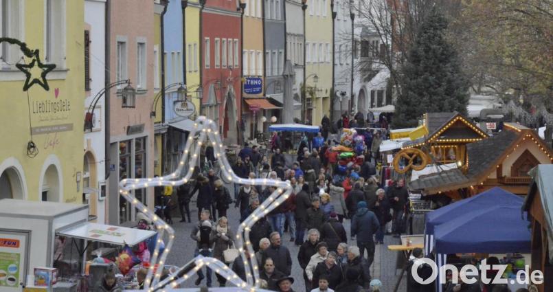 Rechts Buden, links offene Läden, oben der leuchtende Hinweis, dass es gilt, bald Weihnachtsgeschenke zu kaufen. Auf dieses Erlebnis müssen Flaneure an Kathrein heuer verzichten. Archivbild: Wilck