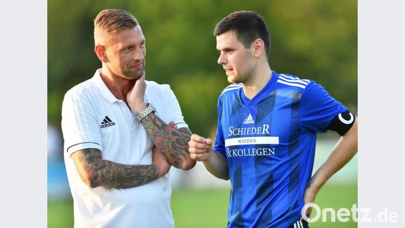 SpVgg-SV-Trainer Andreas Scheler und Kapitän Stefan Graf hätten liebend gerne in Seebarn gespielt. Am Samstagvormittag folgte aber die Absage der Partie. Bild: af