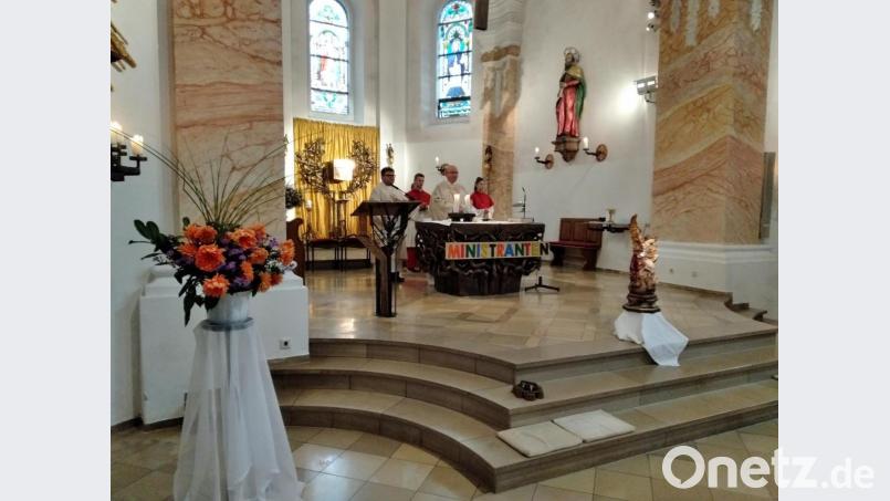 Pfarrer Wilhelm Bauer (Zweiter von rechts) und Diakon Norbert Hammerl (links) zelebrieren den Patroziniumsgottesdienst in der Pfarrkirche St. Michael. Bild: rfi
