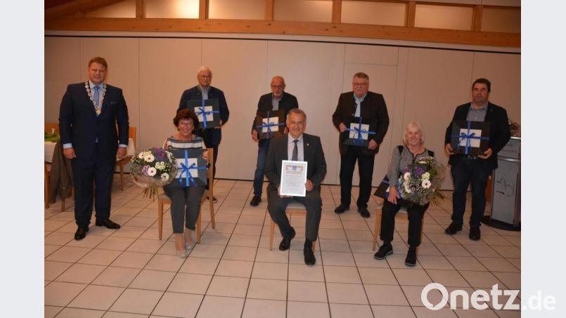 Sechs Stadträte sind nach der Amtsperiode 2014 bis 2020 aus dem Mitterteicher Stadtrat ausgeschieden. Sie wurden im festlichen Rahmen verabschiedet. Im Bild (sitzend von links) Luitgard Müller, Landrat Roland Grillmeier und Angelika Müller; sie erhielten auch die Bürgermedaille in Gold. Stehend von links Bürgermeister Stefan Grillmeier sowie die ausgeschiedenen Stadträte Dr. Helmut Brandl, Theo Schaumberger, Karl-Heinz Ernstberger und Andreas Kempf. Bild: jr
