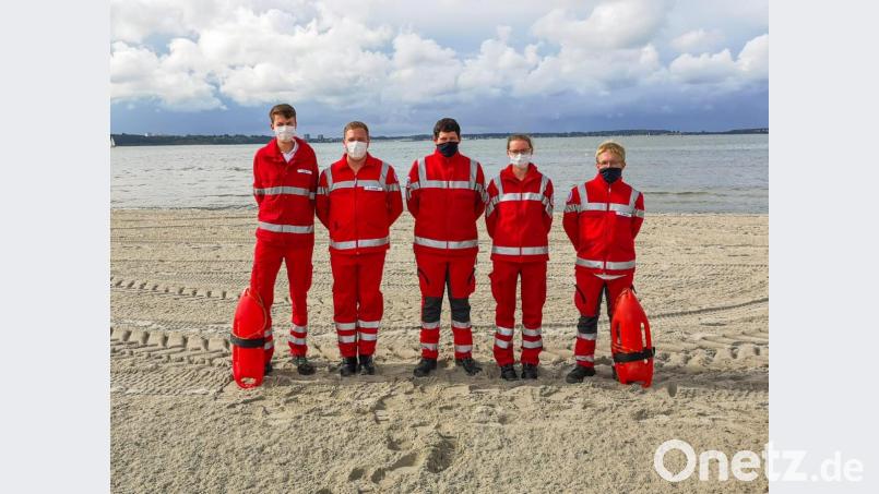 Die Wasserwacht Vilseck-Sorghof folgt einem Hilferuf aus dem hohen Norden und hält Wachdienst an der Kieler Förde. Von links: Alexander Fenk, Benedikt Trummer, Bastian Götz, Lucy Lumley und Anton Wiesnet. Bild: rha