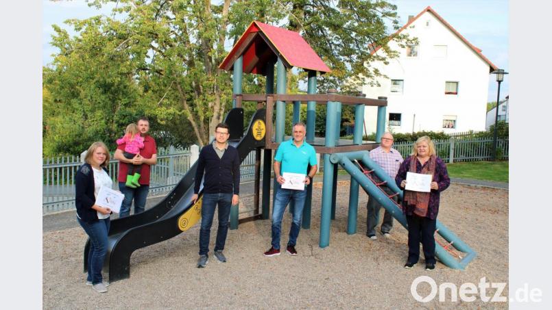 Familienbeauftragte Kathrin Götzl, Stadtrat Josef Bollmann, CSU-Fraktionssprecher Dominik Vollath, Stadtrat Robert Bayer und Christa Schleyer schauten sich auch den beliebtesten Spielplatz im Stadtpark an. Bild: Carolin Böckl/exb