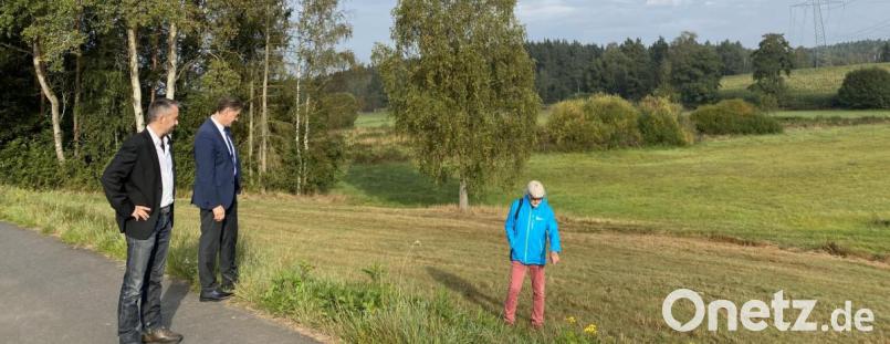 Projektbetreuer Oliver Kreß (links) und Stefan Schürmann (rechts) erläutern Landrat Peter Berek das Forschungsprojekt zur Artenvielfalt. Bild: exb