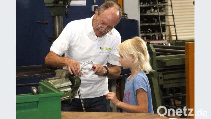 Eine der Veranstaltungen des Projekts &quot;Technik für Kinder&quot; fand im vergangenen Jahr im BBZ Schwandorf statt. Hier lässt sich die damals achtjährige Melissa von TfK-Mentor Max Birkeneder den Umgang mit der Säge zeigen. Archivbild: Hirsch