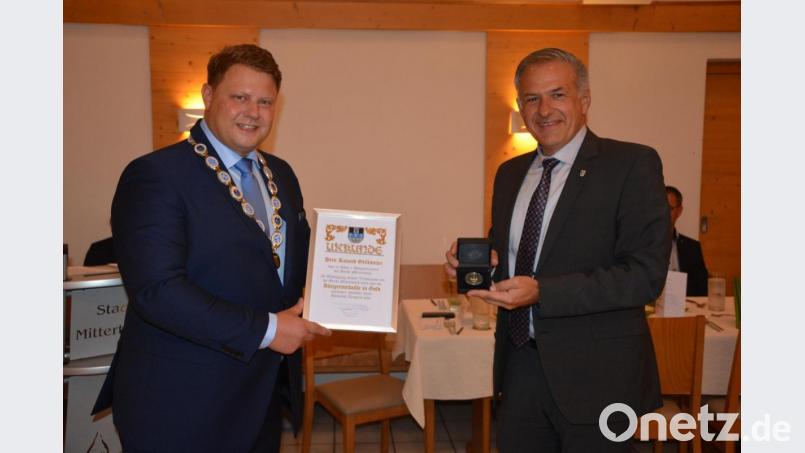 18 Jahre lang prägte Roland Grillmeier (rechts) die Stadt Mitterteich als Bürgermeister. Dafür dankte jetzt sein Nachfolger Stefan Grillmeier mit der Verleihung der Bürgermedaille in Gold. Bild: jr
