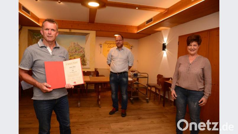 SPD-Vorsitzende Elke Beßenreuther ehrt Hans Witt (links) für 40 Jahre Treue. Bild: bey