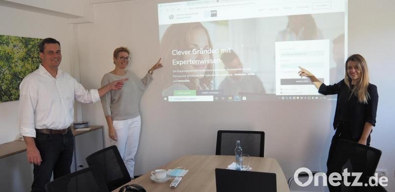 IHK-Gründungsberaterinnen Julia Pirzer (rechts) und Daniela Sehling zusammen mit IHK-Geschäftstellenleiter Florian Rieder. Bild: Bühner