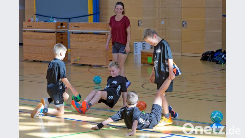 Mit dem Ball und noch mehr Spaß nahm vor allem der Nachwuchs des Handballvereins nach der Zwangspause wieder den Trainingsbetrieb auf. Bild: Guenter Uschold