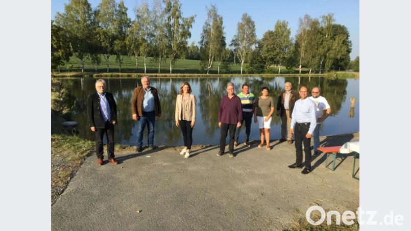 Info-Besuch von Bezirksrätin Tanja Schweiger: Von links Bernhard Feneis (Präsident Verband der Deutschen Binnenfischerei), Hans Burger, Tanja Schweiger, Hans Klupp, Klaus Bächer (Vorsitzender Fischerzeugerring), Manuela Bächer, Alfons Stock (BBV), Ely Eibisch (stellvertretender Bezirkspräsident BBV), Wolfgang Stock. Bild: A. Klupp/exb