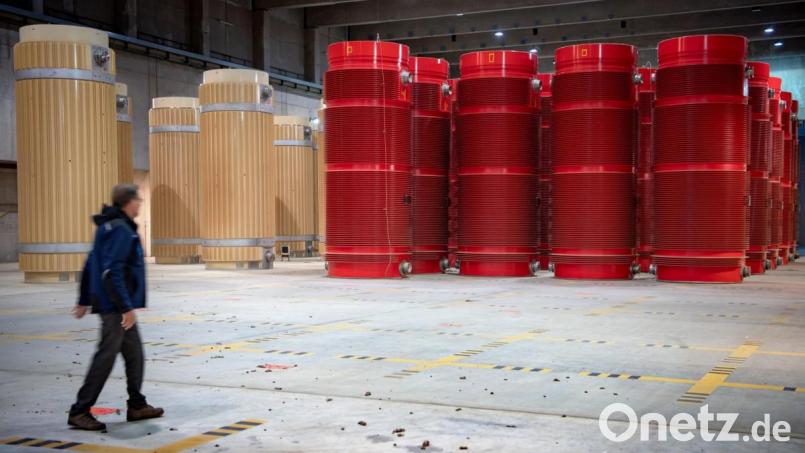 Ein Mitarbeiter der BGZ Gesellschaft für Zwischenlagerung geht durch das atomare Zwischenlager Gorleben. Bild: Sina Schuldt
