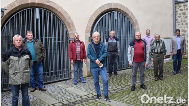 Josef Kneidl (Vierter von rechts) wurde von den Feldgeschworenen selbst als neuer Obmann gewählt. Bild: rgr