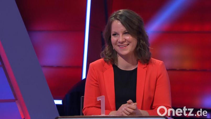 Johanna Foitzik in der SWR-Rateshow &quot;Sag die Wahrheit&quot;. Prominente mussten herausfinden, wer von drei Kandidaten tatsächlich Geschäftsführerin eines Luftmuseums ist. Bild: SWR