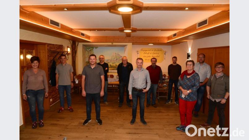 Die Mitglieder des SPD-Ortsvereins vertrauen künftig auf Vorsitzende Elke Beßenreuther, 2. Vorsitzenden Christoph Witt, Kassier Johannes Kick und Schriftführerin Karl Alwang (vorne, von links) , auf Organisationsleiter Georg Janner, Bildungsbeauftragten Harald Krämer, die Beisitzer Dieter Menzel, Herbert Simmerl, Daniel Kick (hinten, von von links) und Michael Kick (ganz rechts). Über die Wahl freute sich auch Schwarzenbachs Bürgermeister Thorsten Hallmann. Bild: bey