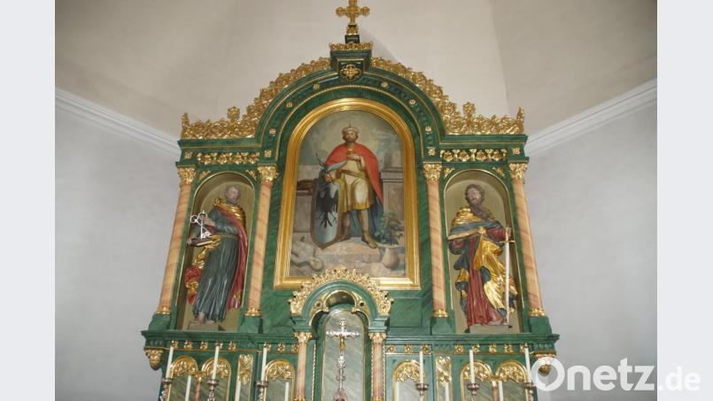 Das Bild des heiligen Wenzeslaus, dem Patron der Pfarrkirche, über dem Altar des Schönseer Gotteshauses. Links und rechts die Figuren der heiligen Petrus und Paulus. Bild: mmj