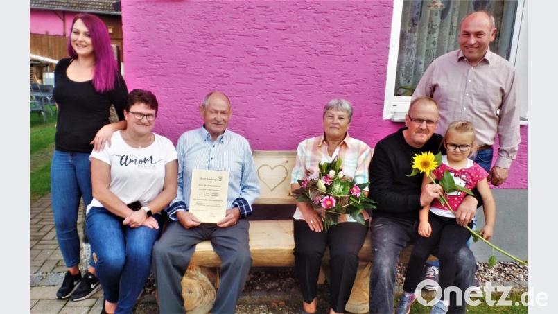 Bürgermester Gerhard List (rechts) gratuliert Robert und Helga Wipauer zum goldenen Ehejubiläum mit Urkunde und Blumenstrauß. Bild: jml