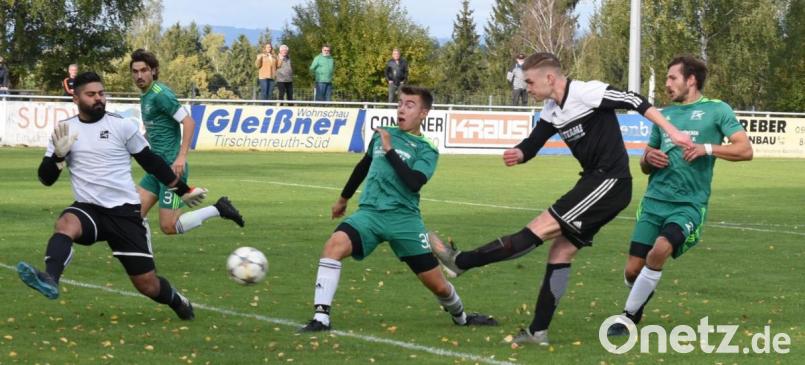 Der SV Plößberg gewann das Verfolgerduell der Kreisliga Nord gegen den FC Weiden-Ost mit 1:0. In dieser Szene zieht Mirko Griesbeck (Zweiter von rechts) ab, doch Gästekeeper Mert Selvi pariert. Bild: gb