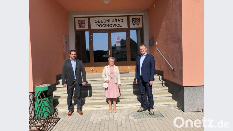 Die Schwarzacher Bürgermeister Franz Grabinger (rechts) und Michael Singer (links) wurden von Bürgermeisterin Marie Homolkova in der Partnergemeinde willkommen geheißen. Bild: ga