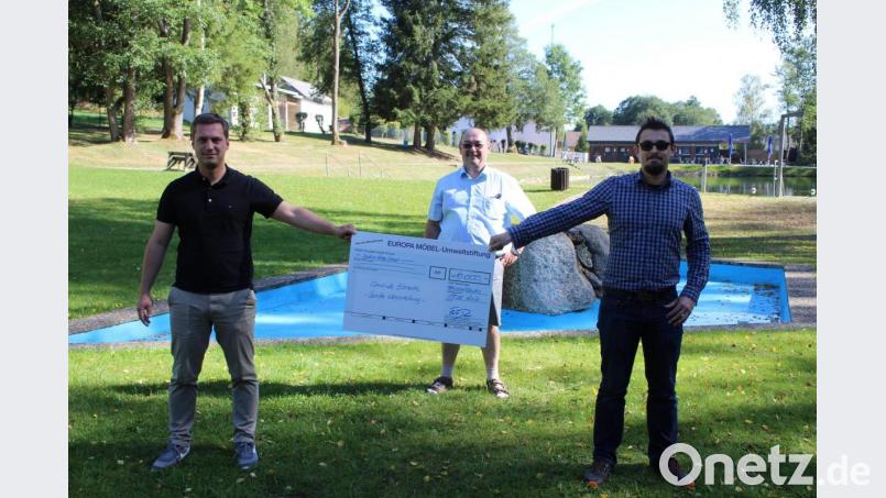 Im Freibad Selingau nahm Bürgermeister Wolfgang Söllner aus den Händen von Marco Kellner (vorne von links) und Egid Kellner vom gleichnamigen Möbelhaus den Spendenscheck in Höhe von 10 000 Euro entgegen. Bild: soj