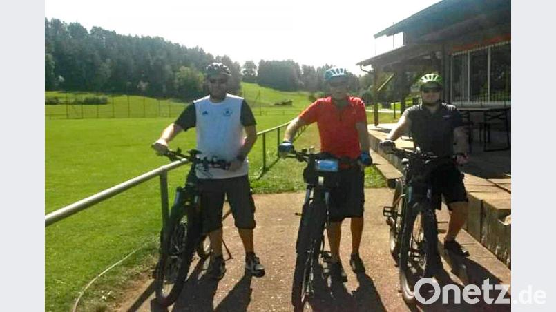 Von links Markus Herbst mit Günther Pilhofer und dessen Sohn Maximilian Pilhofer. Bild: lei