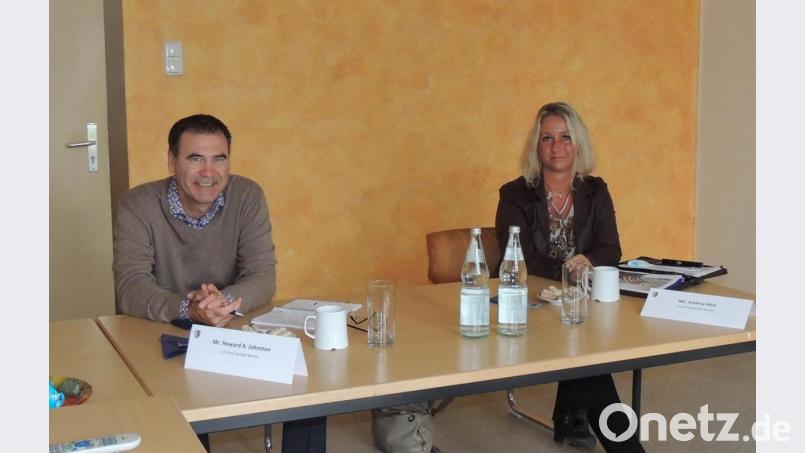 Der stellvertretende Kommandeur der US-Armee Garnison Bavaria, Howard Johnston und Architektin Andrea Hösl von der US-Bauabteilung erläuterten die Planungen für die rotierenden US-Übungstruppen. Bild: mor