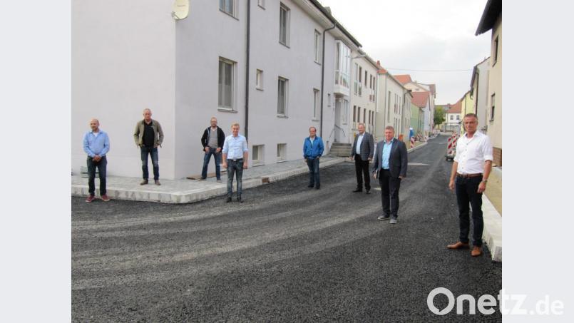 Der Bauausschuss (rechts Bürgermeister Hermann Falk) überzeugte sich vom guten Baufortschritt in der Postgasse. Die Pflasterung hat begonnen, heuer soll die Maßnahme zumindest großenteils beendet werden. Bild: fg