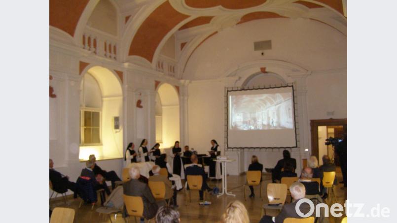 Als besondere Überraschung hatte der Konvent eine Präsentation mit Fotos aus dem Wirken der Äbtissin in den vergangenen 25 Jahren vorbereitet. Begleitet wurde die Bilderschau mit einem Lied, das die Schwestern mit Begleitung durch Matthias Schraml am Flügel sangen. Bild: pz