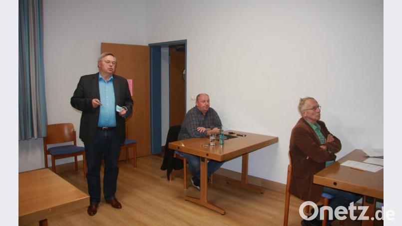 Über die finale Planung des Mehrzweckplatzes Ortsmitte-Ost referierte Diplom-Ingenieur Stefan Wolf aus Kemnath (links). Mit im Bild die Markträte Ernst Tippmann (SPD) und Anton April (Freie Wähler) (von rechts). Bild: wro