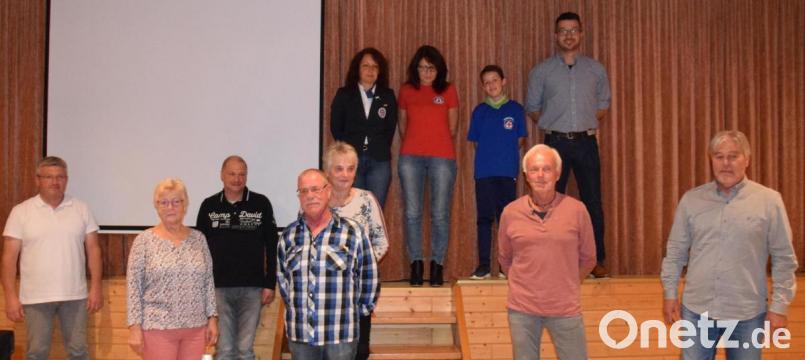 Die Königsteiner Wasserwacht ehrt langjährige Mitglieder (von links): Martin Ertel, Monika Pesold, Hermann Spieß, Siegfried und Angela Christinger, Vorsitzende Tanja Knahn, Rosemarie Renner, Tom Knahn, Günter Gebhard, Dritter Bürgermeister Christian Hirsch und Peter Schertl. Bild: wku