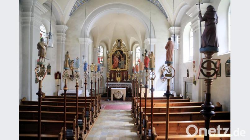 St. Sebastian ist neben Schüler- und Hochzeitskirche vor allem auch die Handwerkerkirche in der Stadt. Davon zeugen die hier verwahrten Zunftstangen. Allerdings ist die Kirche derzeit meist verschlossen. Und an die nötige Innensanierung ist derzeit nicht zu denken. Die Außensanierung ist abgeschlossen. Bild: Gerhard Götz