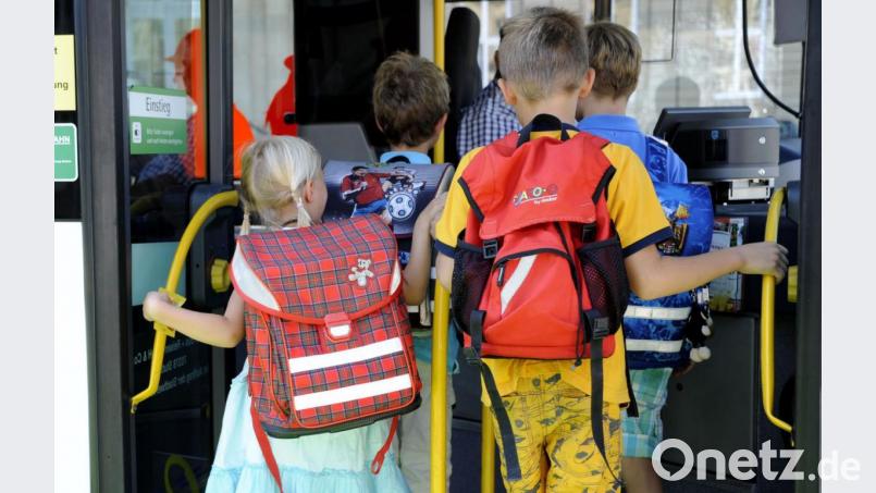 Zu Stoßzeiten sei es nicht möglich, die Mindestabstände in Schulbussen einzuhalten, räumt die Stadt Weiden ein. Symbolbild: dpa/Franziska Kraufmann
