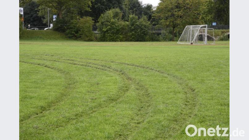 Auf dem Sportplatz des Kepler Gymnasiums hat ein Unbekannter seine Runden gedreht. Bild: Petra Hartl