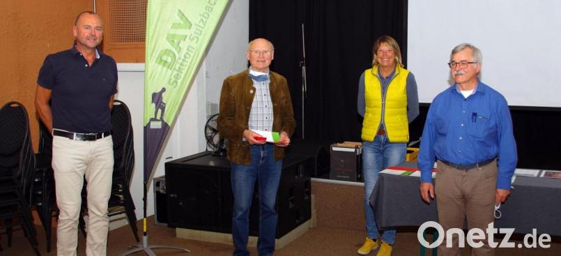 Für 70 Jahre im DAV ehrt (von links) Vorsitzender Bernhard Eisenreich, den Jubilar Günther Raschke, dem auch Dritte Vorsitzende Elke Geck-Neidl und Zweiter Vorsitzender Michael Scherer gratulieren. Bild: müb